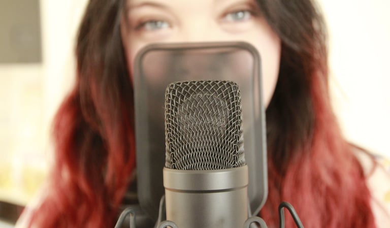 Leni Sell am Mikrofon - Fotografin Kathrin Fuchs