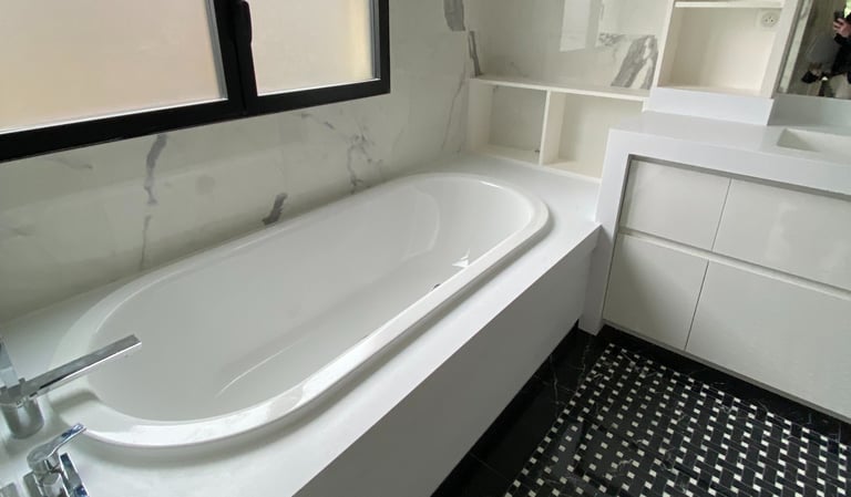 salle de bain moderne baignoire.