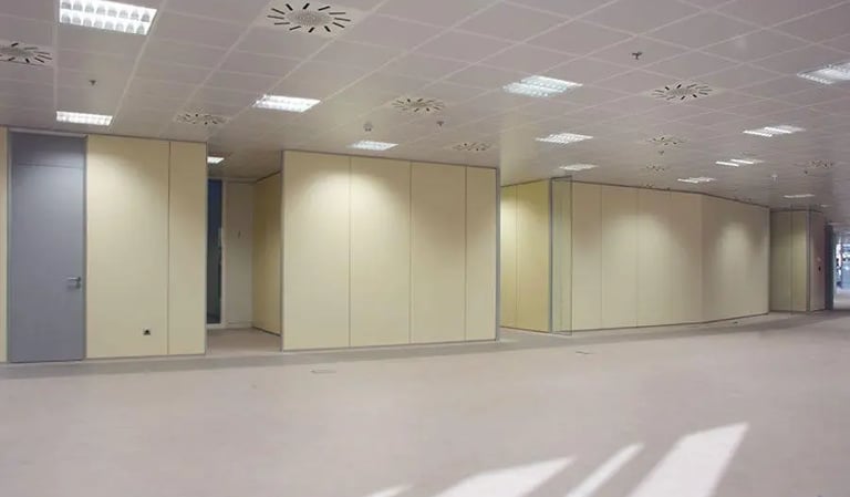 Mampara de oficina doble en melamina color Arce y puerta con montante color gris.