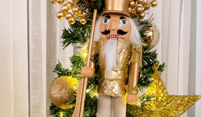 boneco quebra-nozes no topo de uma árvore de natal