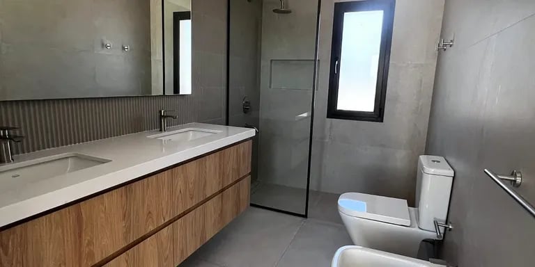 Baño moderno con terminaciones de calidad en Steel Framing