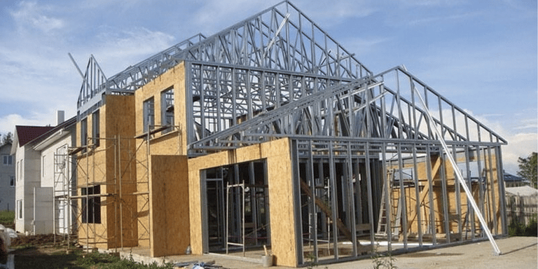 Construccion de casa en steel framing con estructura de acero y revestimiento inicial de madera OSB