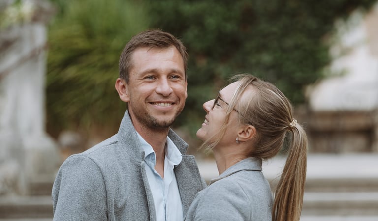 Hochzeitsfotograf Bad Staffelstein: Verliebter Blick der Braut auf ihren zukünftigen Mann. 