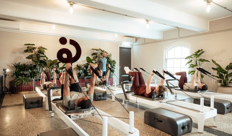 Kleine groepen Pilates reformer les voor persoonlijke aandacht