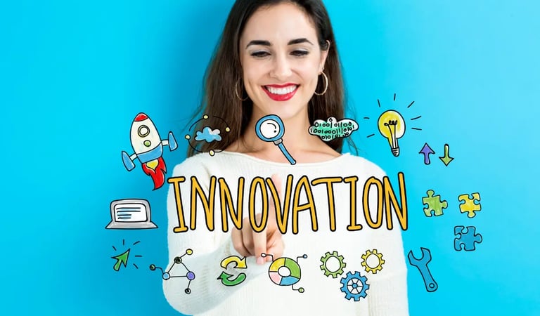 En glad kvinna pekar på ordet innovation framför sig med innovativa ikoner runt omkring.