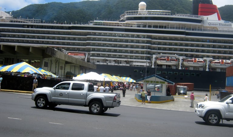 Navio de cruzeiro Queen Elizabeth ancorado no porto de Pago Pago.