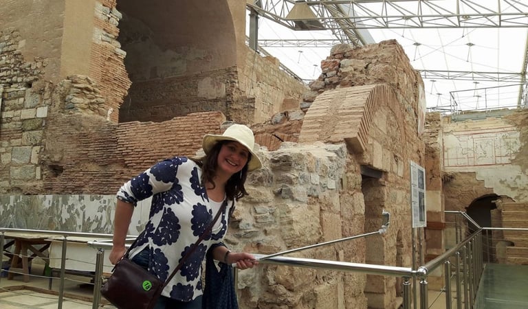 Foto da autora durante a excursão em Éfeso, explorando as ruínas históricas.