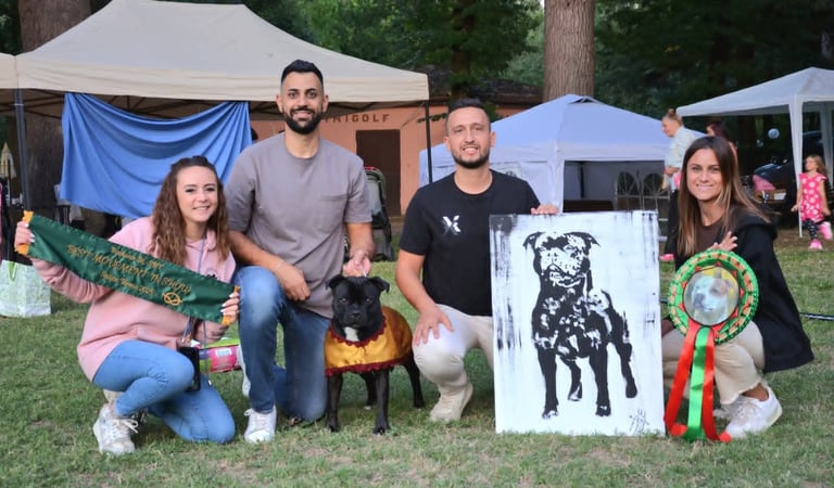 Il team Grecalestaffs: Stefano, Giordana, Cristian, Rossella e Leo con Hugo.