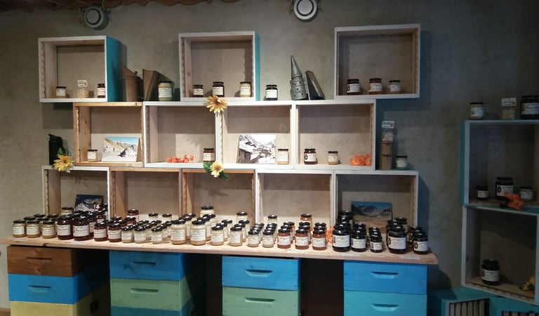 Interno del negozio di Chianale della Mieleria Garnero