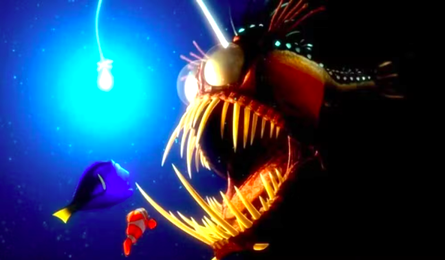 Uma imagem do peixe abissal do filme: Procurando Nemo da Pixar. utilizando sua bioluminescência
