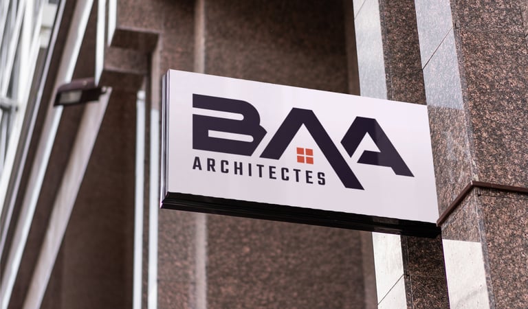 Enseigne murale affichant un logo moderne montée sur une façade pour un cabinet d'architecture.