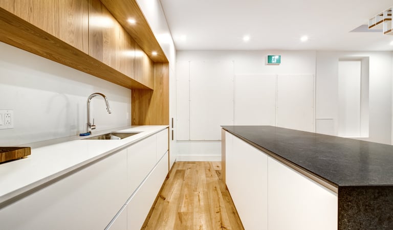 cuisine neuve blanche et bois