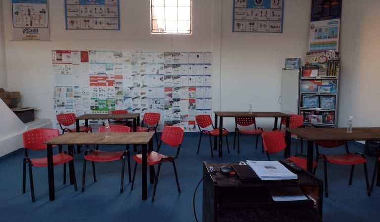 a classroom with desks and chairs and a desk , una de nuestras Aulas para los mejores cursos en CABA