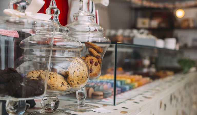 Exhibidor de galletas en un frasco en una cafetería