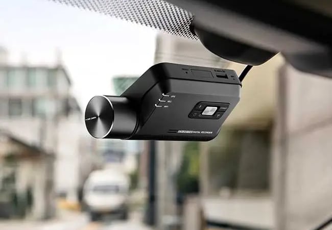 Thinkware Q850 dash cam mounted on car windscreen for front-facing video recording and safety.