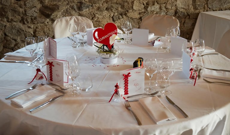 Goodies personnalisé en forme de coeur sur une table de mariage