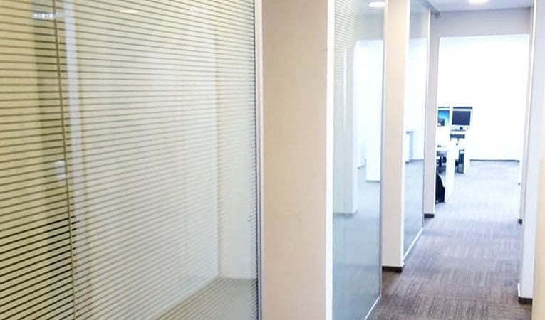 divisórias de vidro para salas comerciais