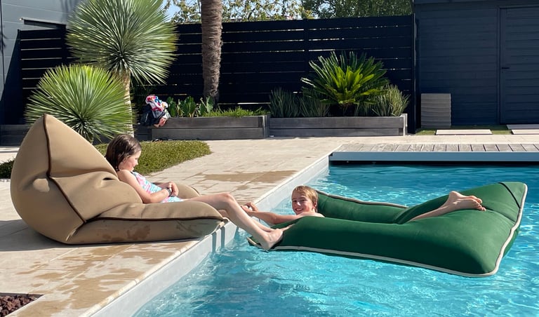Mobilier extérieur de piscine ultra design