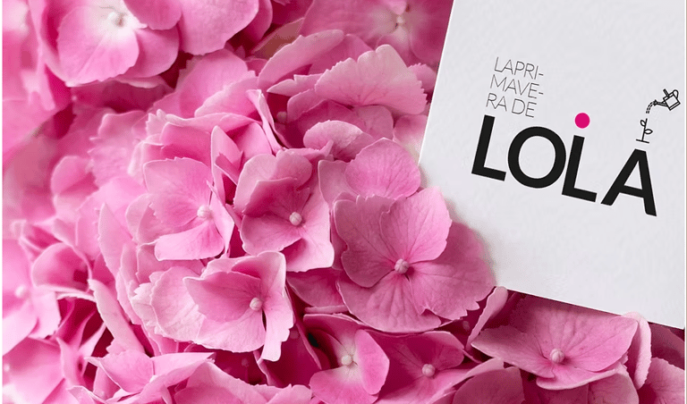 Hortensias rosas con tarjeta del logotipo La Primavera de Lola, diseño de logotipo en Las Palmas