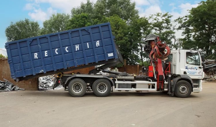 Un camion à avec une benne à ordures en déchargement