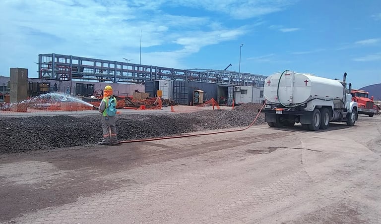 Trabajador de Pipas Rubio utilizando pipa de agua potable