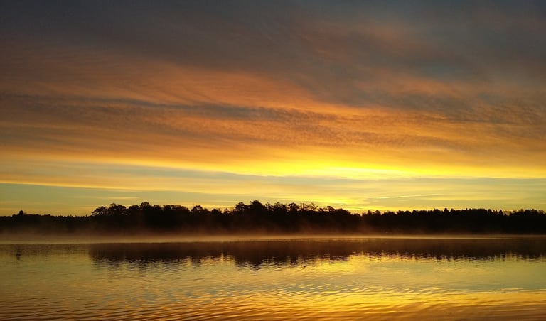 un magnifique couché de soleil en suède. il y a des nuages qui semblent en feu