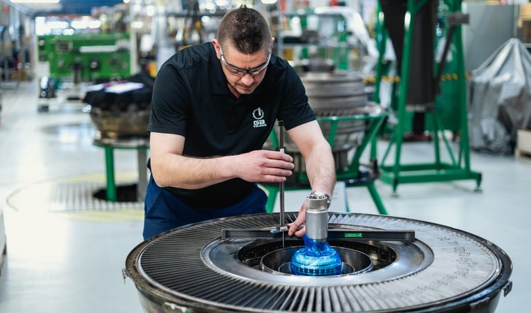 Valokuva työntekijän teollisuusalalla yrityksen markkinointia varten