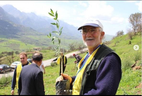 homme fier un arbre jeune dans les mains fier de recevoir aide à l'graculture développement