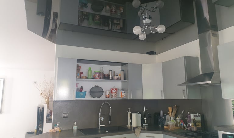 Plafond tendu PVC noir laqué cuisine