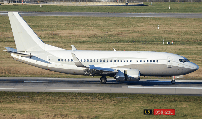 Boeing 737-500BBJ Arriving on a private charter