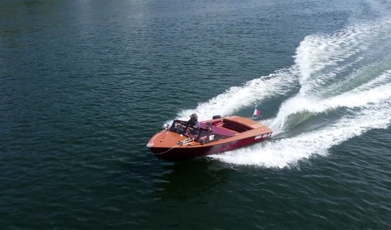 The James Bond–style speedboat Eskrok speeding along the Douro River