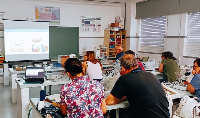 Students attending the workship on the recovery of small fossil remains. CC BY-NC-ND 4.0 DEED.