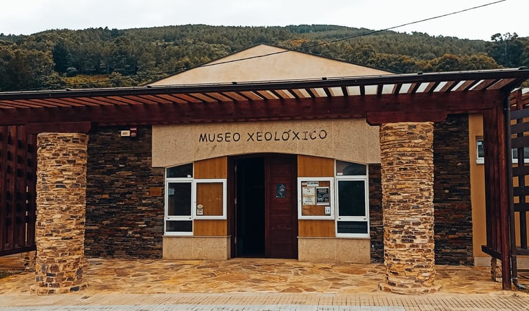 Entrance of the Geological Museum of Quiroga. CC BY-NC-ND 4.0 DEED B. Moncunill-Solé.