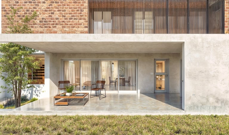 Casa introspectiva. Galería y visual al patio de una casa moderna. Arquitectura con sentido.