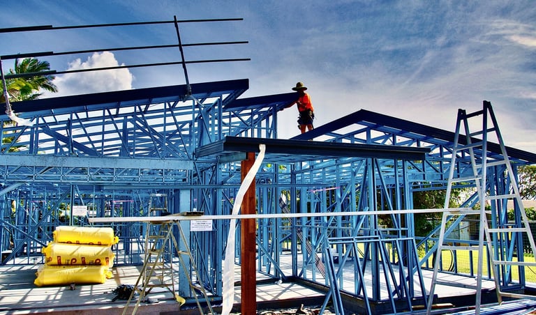 Un hombre parado sobre una estructura de Steel Framing