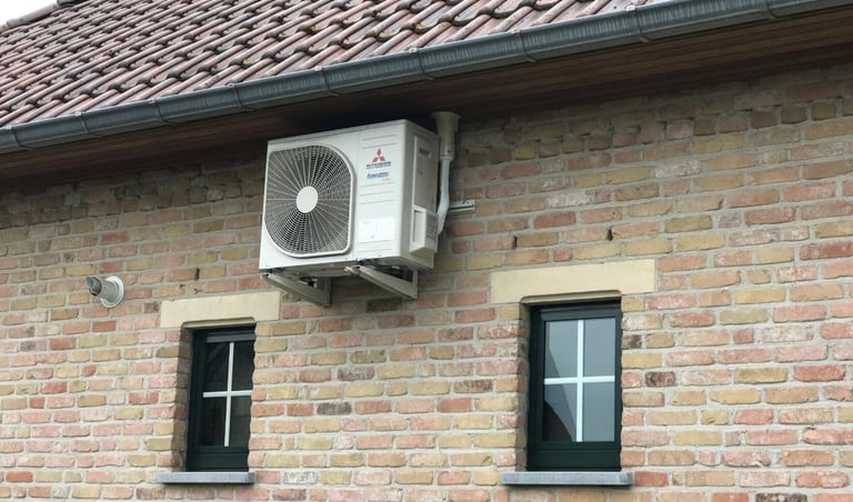 “Airco buitenunit van Mitsubishi gemonteerd aan gevel van woning in Rotterdam-Hoogvliet
