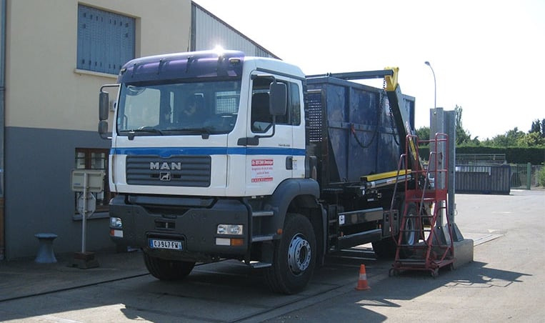 Un camion avec une benne a l'arrière 