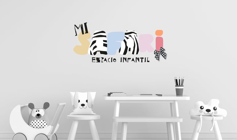 Logotipo Mi Safari Espacio Infantil en pared de aula decorada