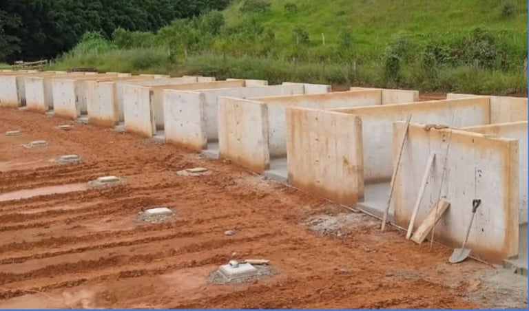 As basas em concreto das baias do haras sendo montadas