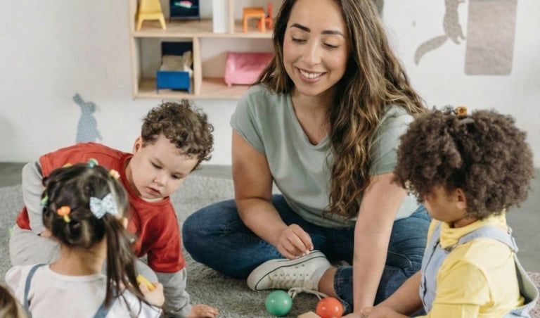 Profissional de saúde, Julie Granata, sentada no chão de uma sala, interagindo com crianças pequenas usando blocos de montar
