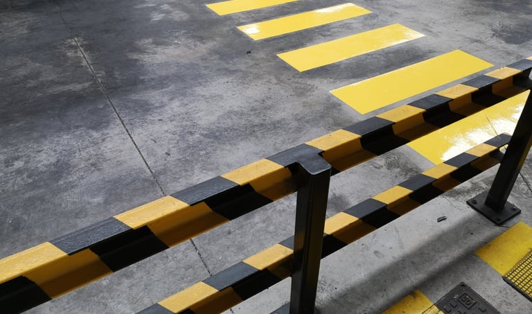 Señalización de seguridad en nave industrial