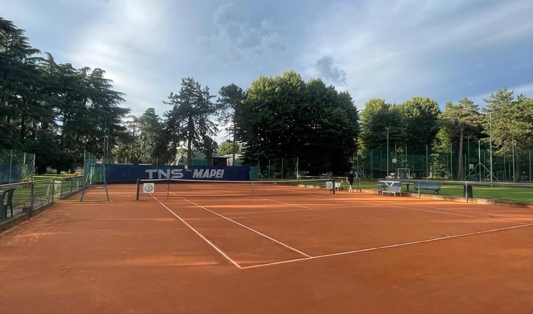 Uomo giocando a tennis, Campo da tennis in terra rossa presso il Centro Tennis Aeronautica, Milano.