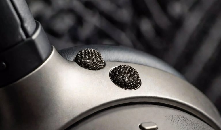 Microfones com IA: chamadas cristalinas mesmo sob vento forte.