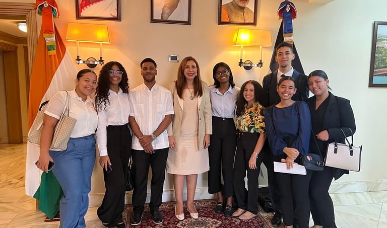 Estudiantes de derecho UNPHU visitan a embajada de la India,