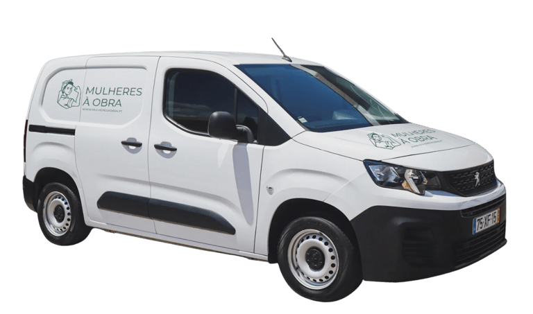 carrinha com logotipo Mulheres à Obra