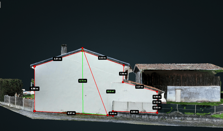 Photogrammétrie 3D d'une maison montrant des mesures numérique pour le toit et un mur