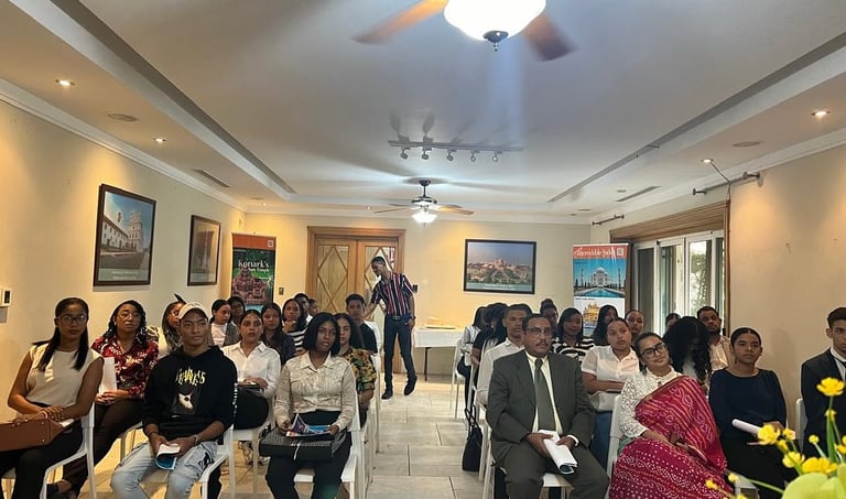 Estudiantes de derecho UNPHU visitan a embajada de la India