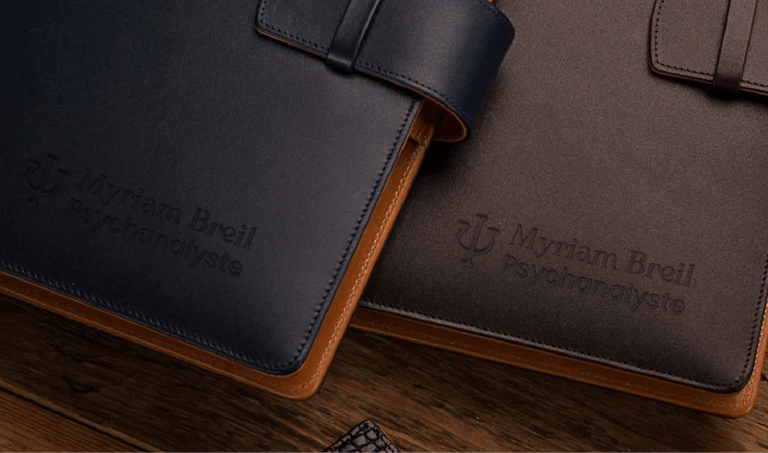 Illustration du logo de Myriam Breil sur un carnet de note en cuir