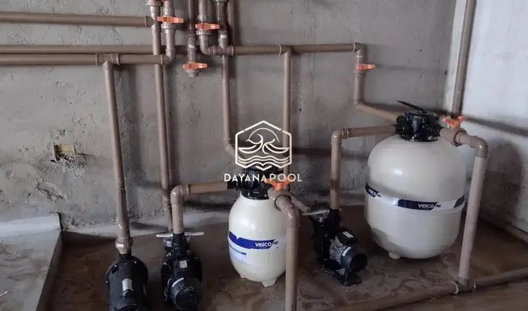Instalasi sistem pemanas kolam renang air hangat di Bandung oleh teknisi DayanaPool.