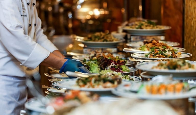 Chef de cozinha fazendo avaliação de pratos buffet qualitycon